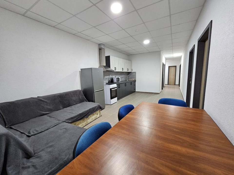 Communal lounge/ TV room, Kitchen or kitchenette, Communal kitchen, microwave, oven, stove