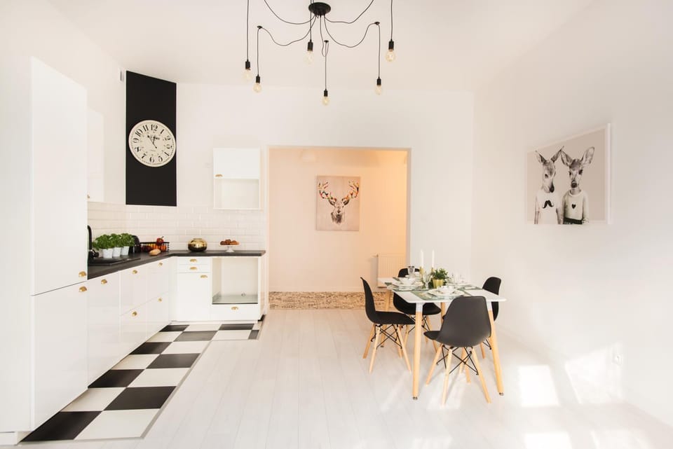 Kitchen or kitchenette, Living room, Seating area, Dining area