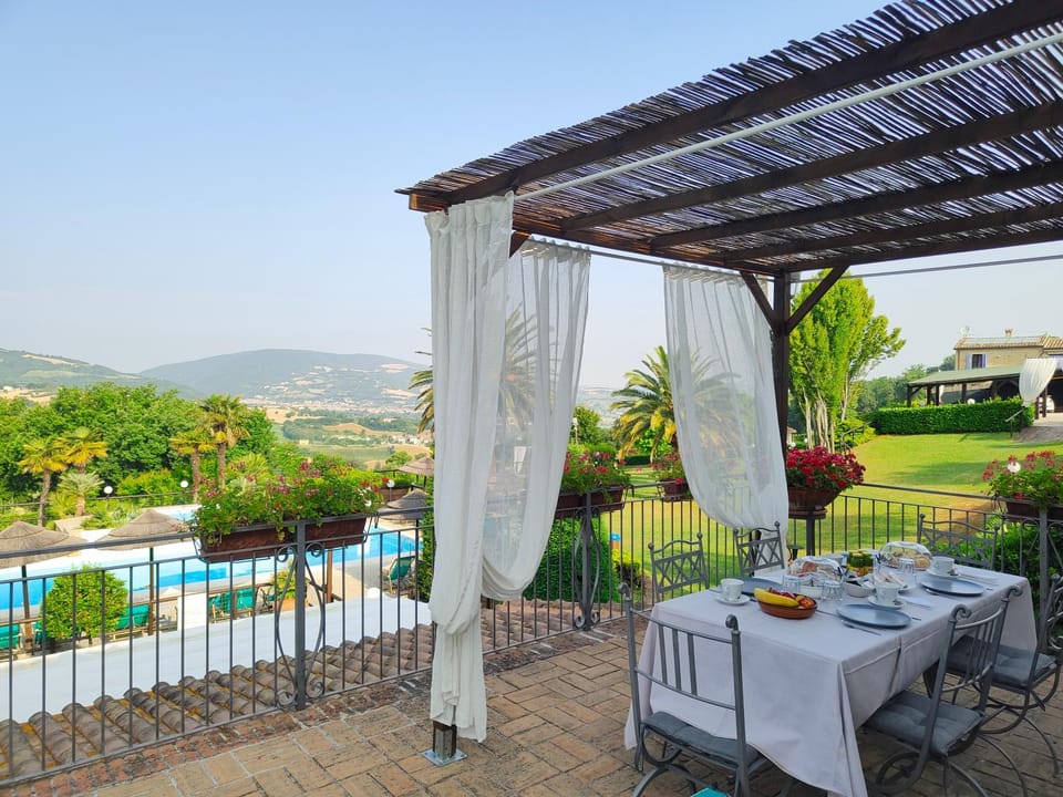 Restaurant/places to eat, Balcony/Terrace, Breakfast