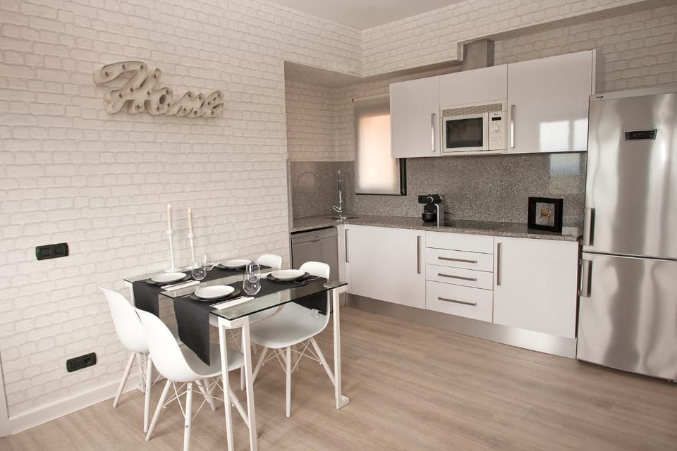 Kitchen or kitchenette, Dining area