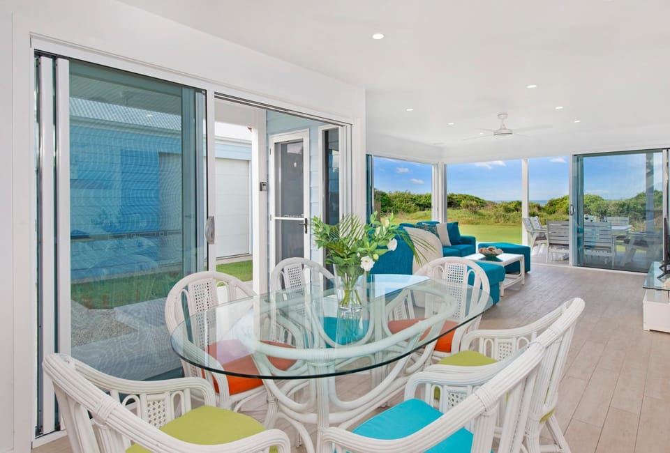 View (from property/room), Living room, Seating area, Dining area