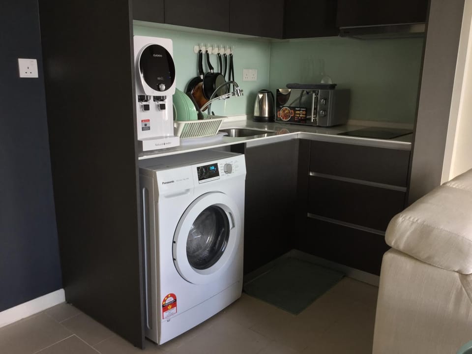 Kitchen or kitchenette, minibar, washing machine