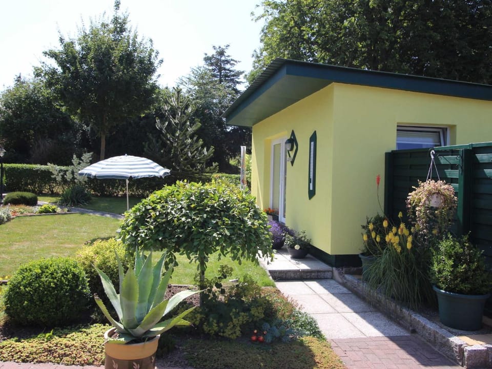 Property building, Facade/entrance, Garden