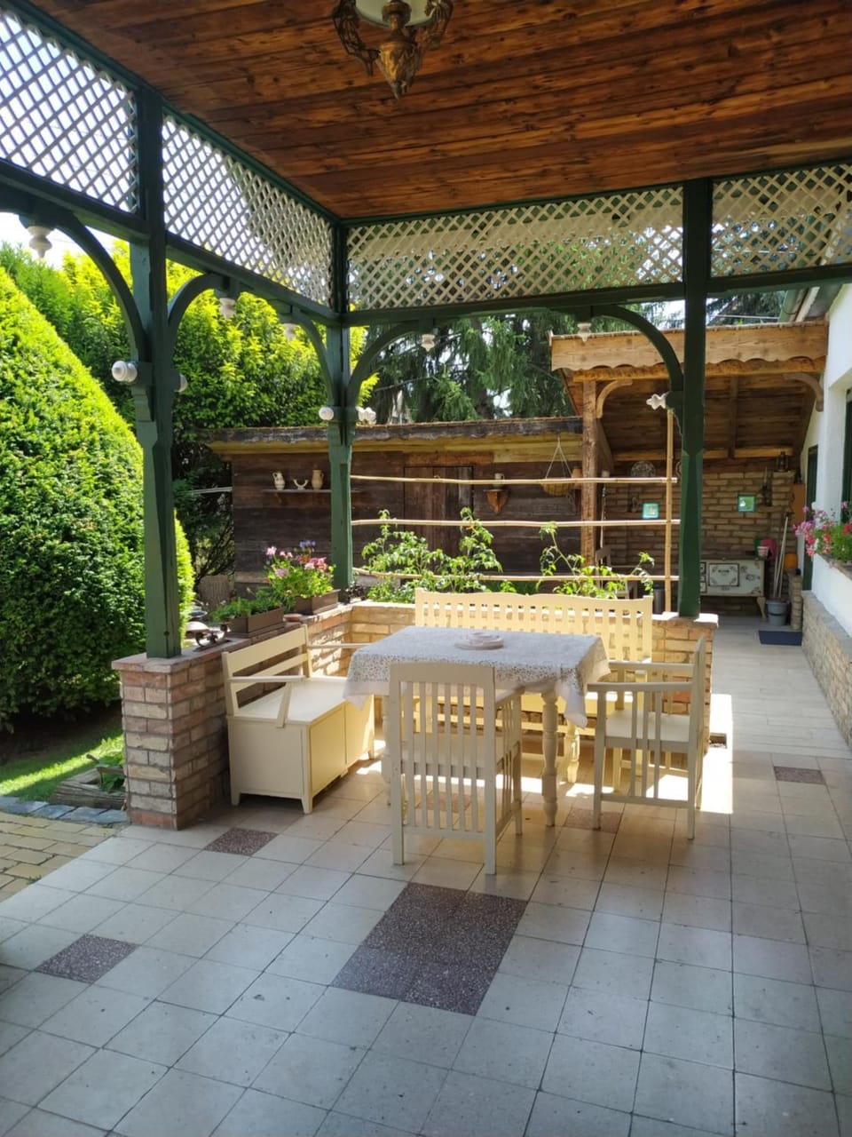 Restaurant/places to eat, Balcony/Terrace