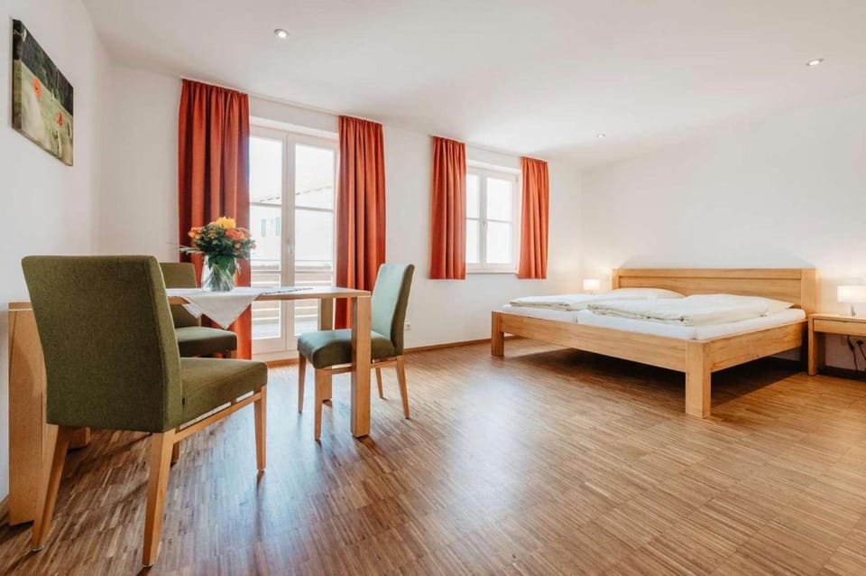Bed, Photo of the whole room, Seating area