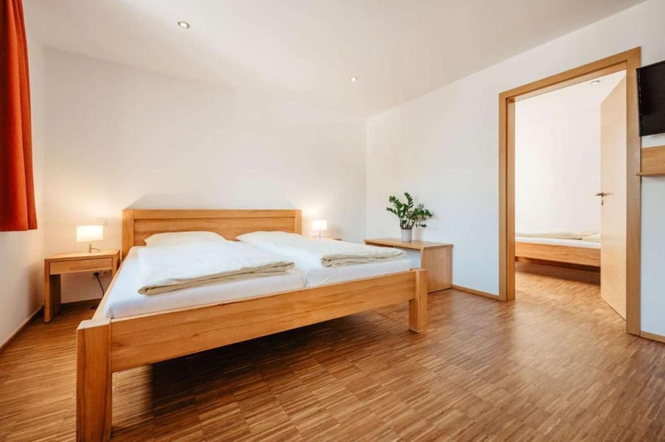 Bed, TV and multimedia, Photo of the whole room
