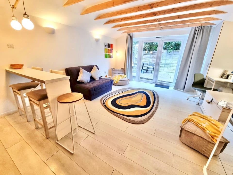 Modern self contained tiny home with patio Apartment in London