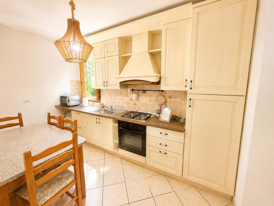 Kitchen or kitchenette, Dining area, pet friendly, stove