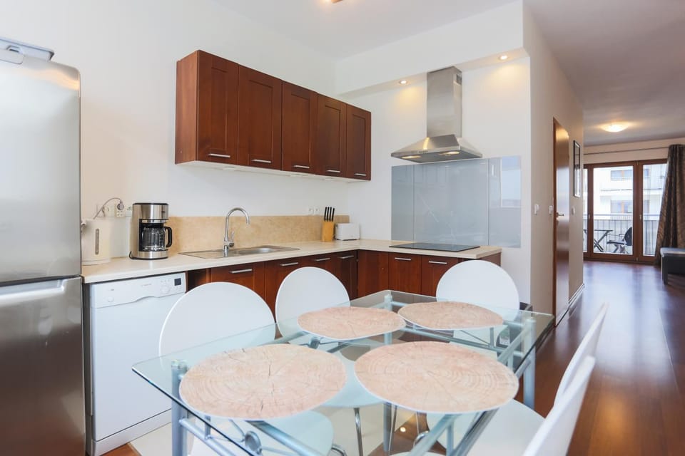 Coffee/tea facilities, Kitchen or kitchenette, Dining area, stove