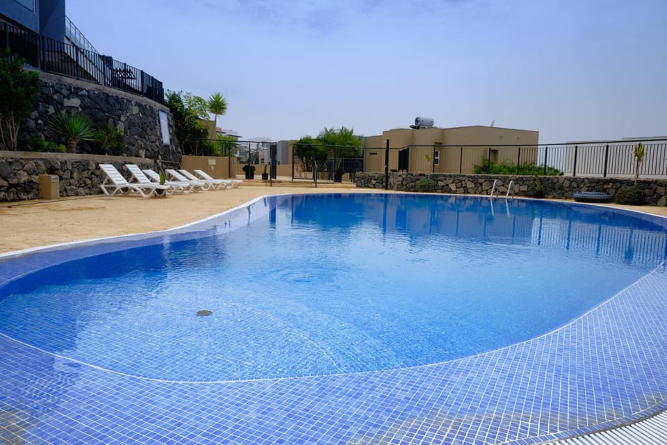Swimming pool, sunbed
