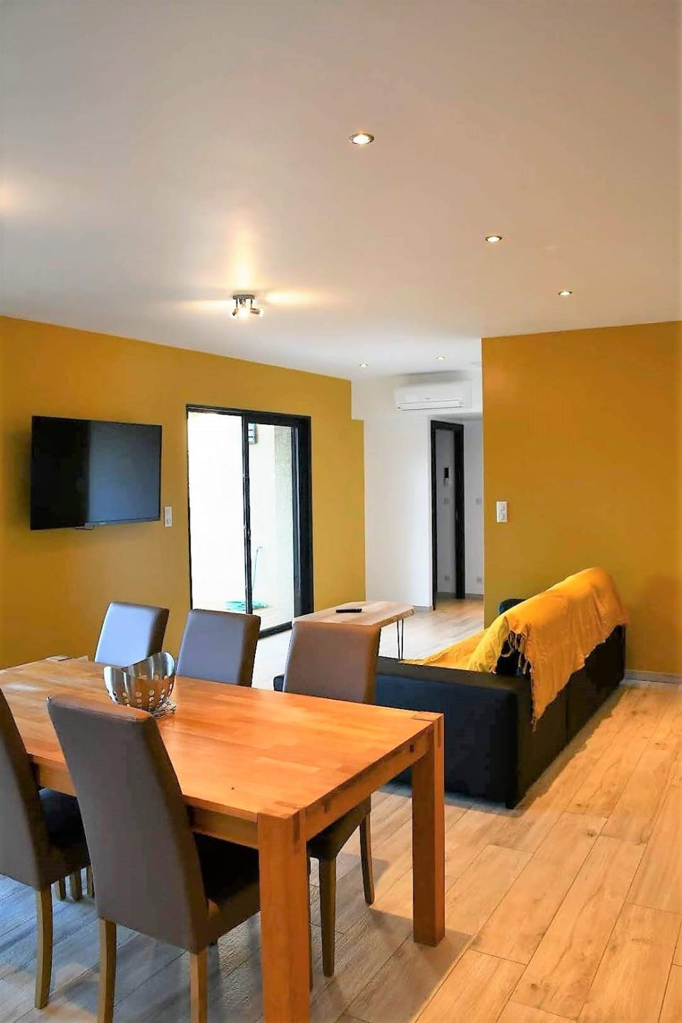 Living room, Dining area