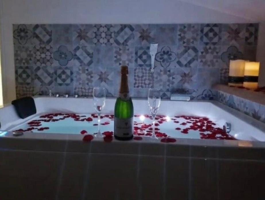 Nuit Romantique, Spa, Crémant, Cinéma, Flipper - Escapade Veyloise Apartment in Auvergne-Rhône-Alpes