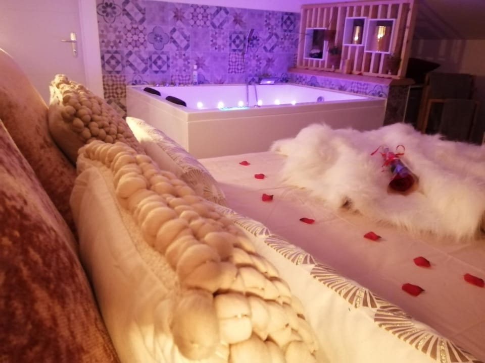 Nuit Romantique, Spa, Crémant, Cinéma, Flipper - Escapade Veyloise Apartment in Auvergne-Rhône-Alpes