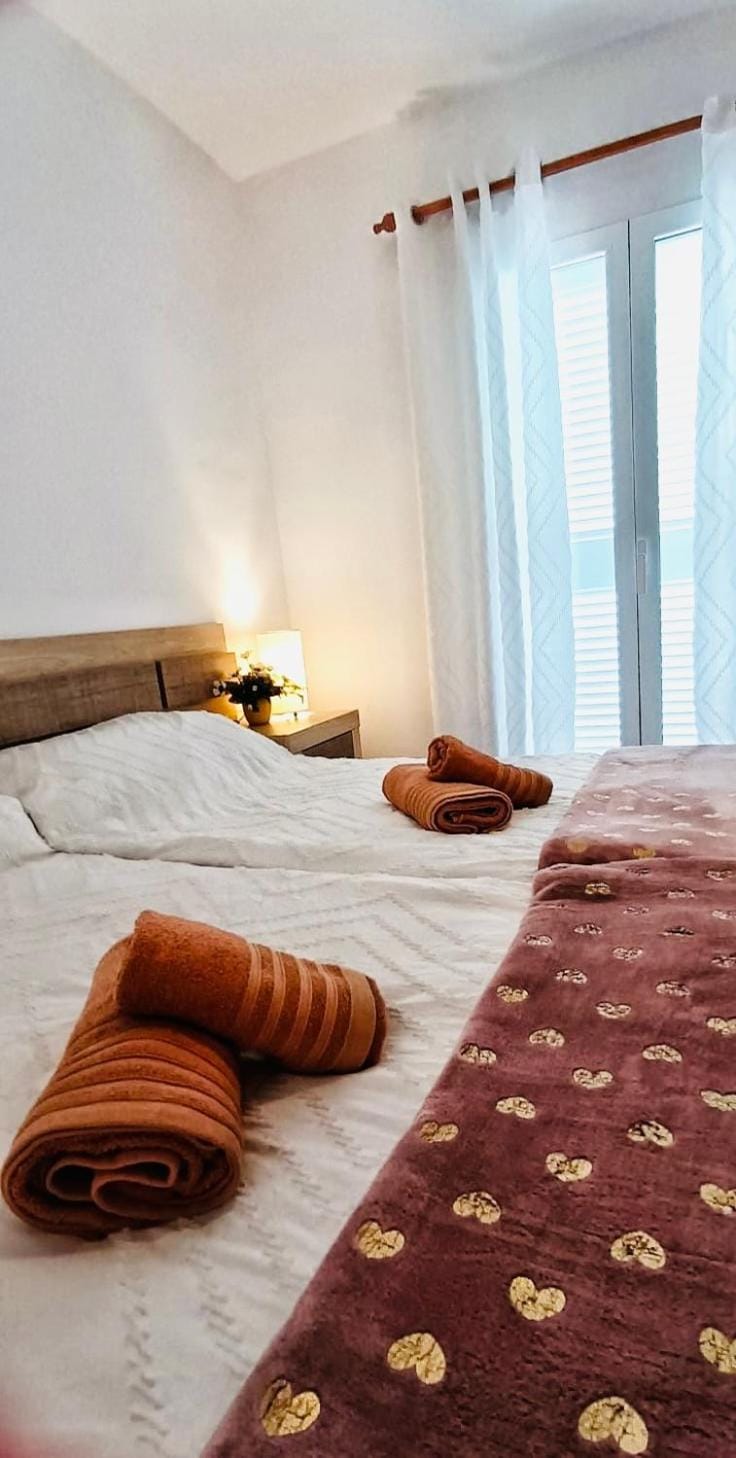 Bed, Bedroom, towels