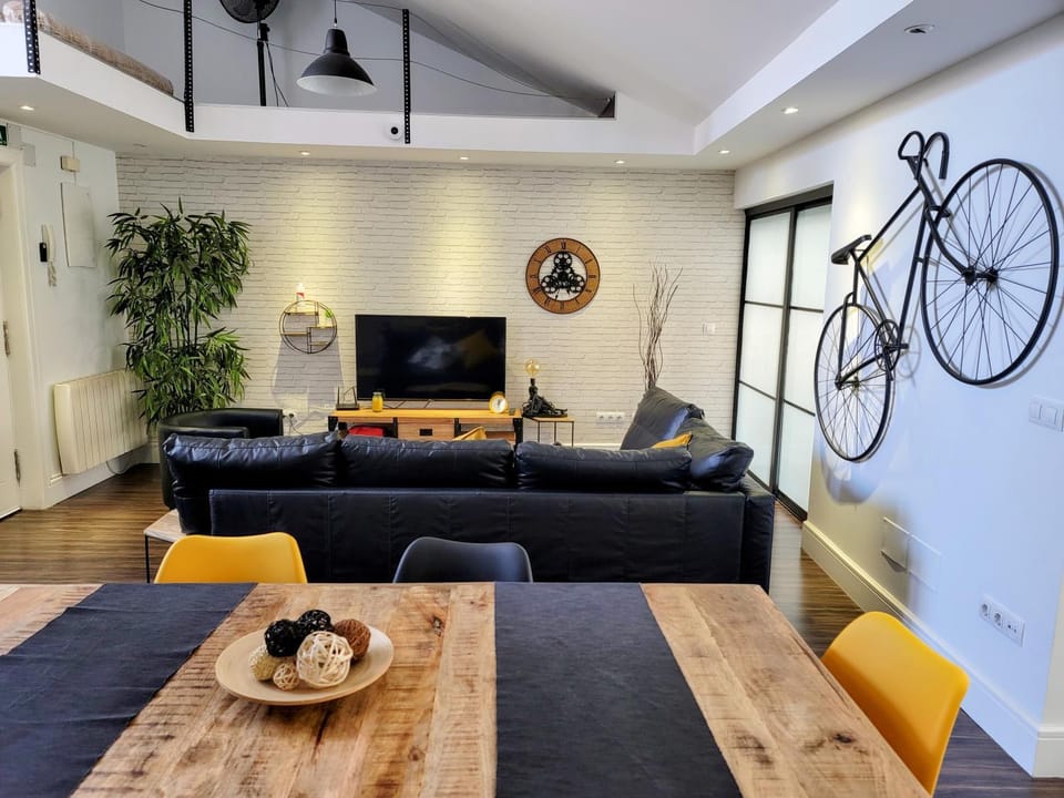 TV and multimedia, Living room, Seating area, Dining area