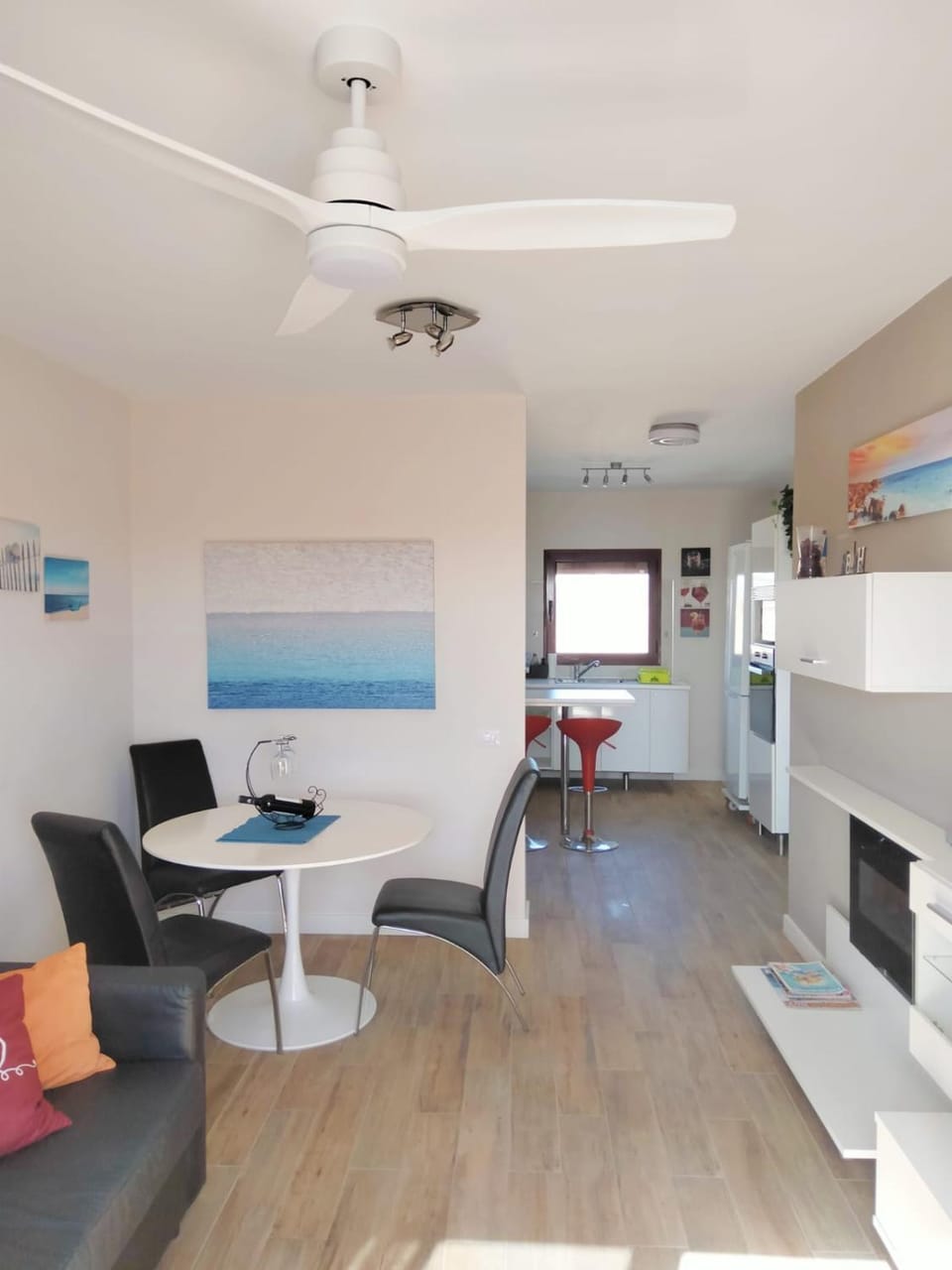 TV and multimedia, Coffee/tea facilities, View (from property/room), Balcony/Terrace, Kitchen or kitchenette, Living room, Dining area, Pool view, microwave, oven, stove, kitchen