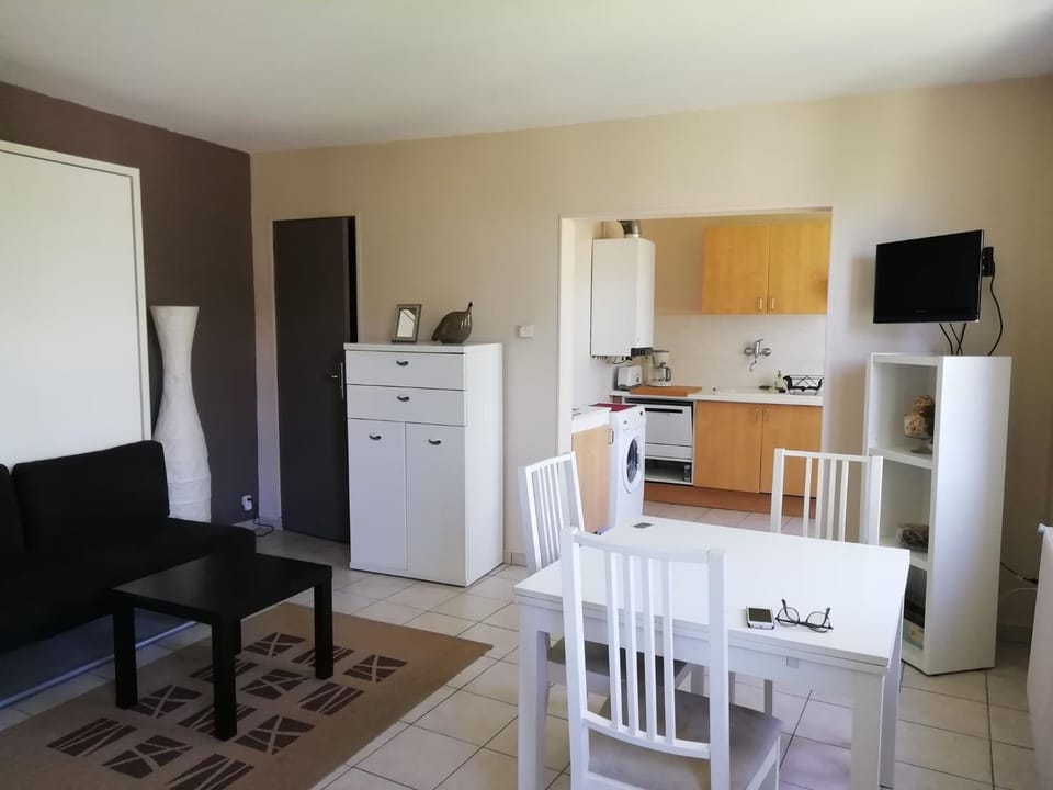 TV and multimedia, Kitchen or kitchenette, Living room, Dining area