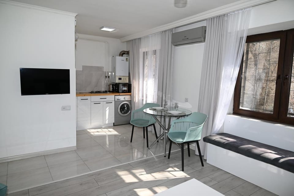 TV and multimedia, Kitchen or kitchenette, Dining area, minibar, air conditioner
