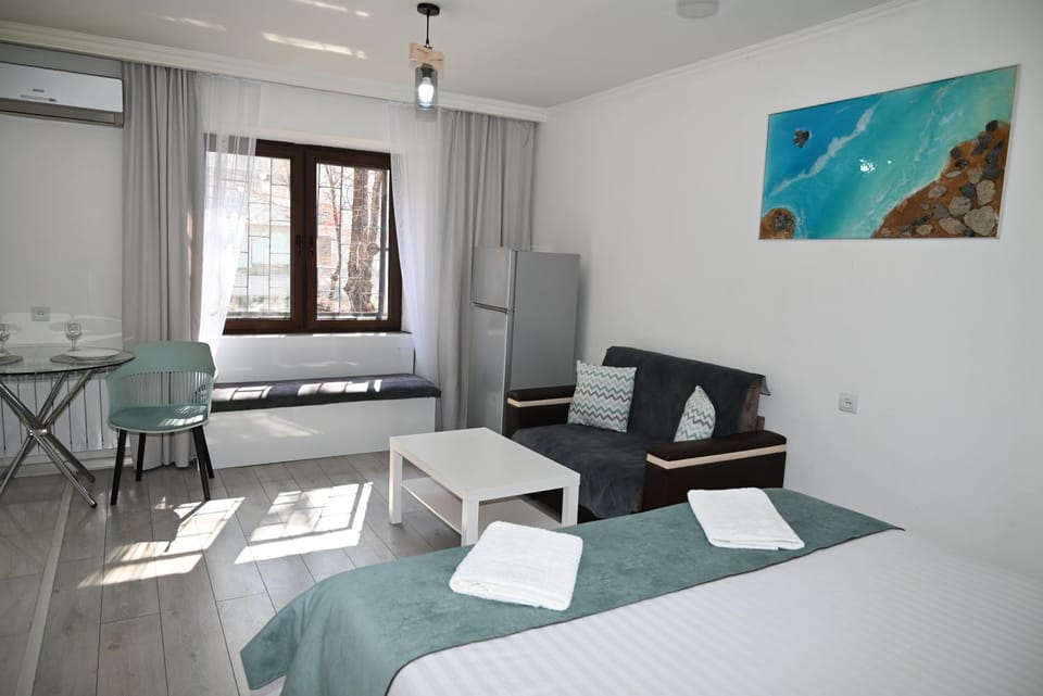 Bed, Living room, Photo of the whole room, Seating area, Bedroom, hair dresser, air conditioner