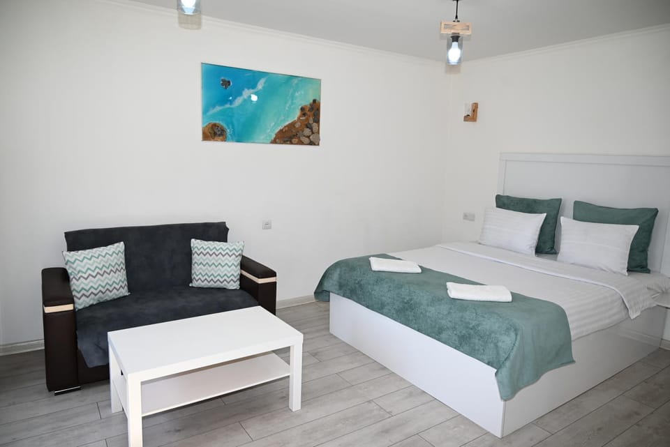 Bed, Living room, Photo of the whole room, Seating area, Bedroom, towels