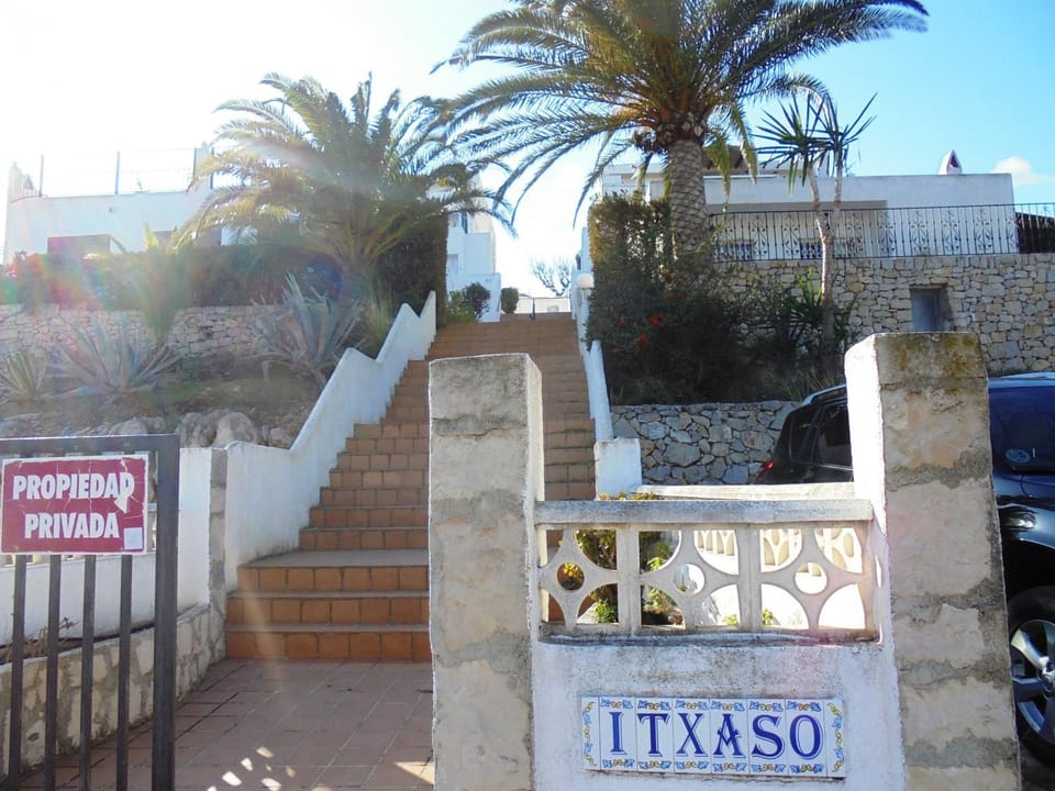 Property building, Facade/entrance, Off site