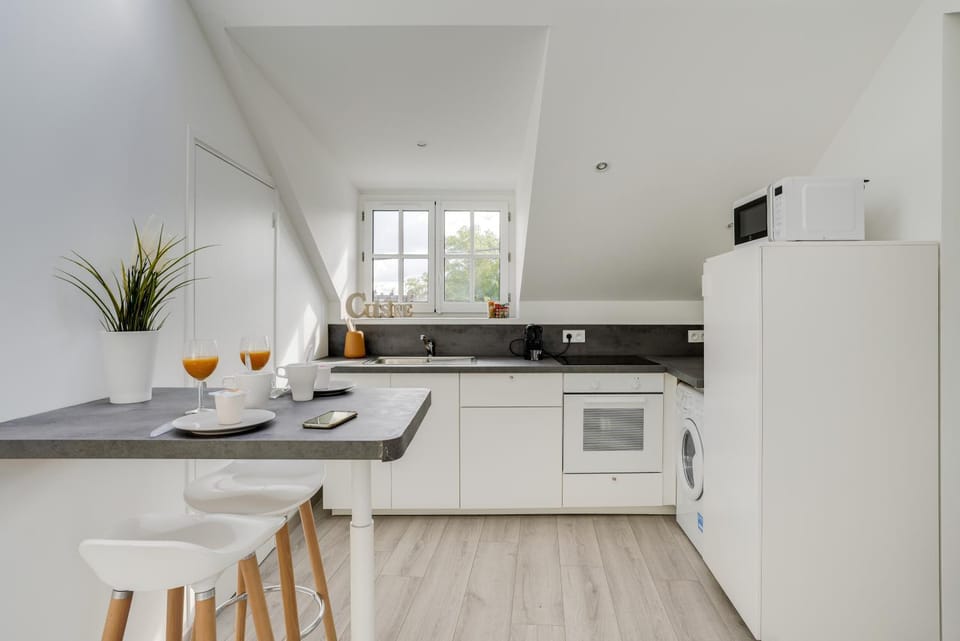 Kitchen or kitchenette, Dining area