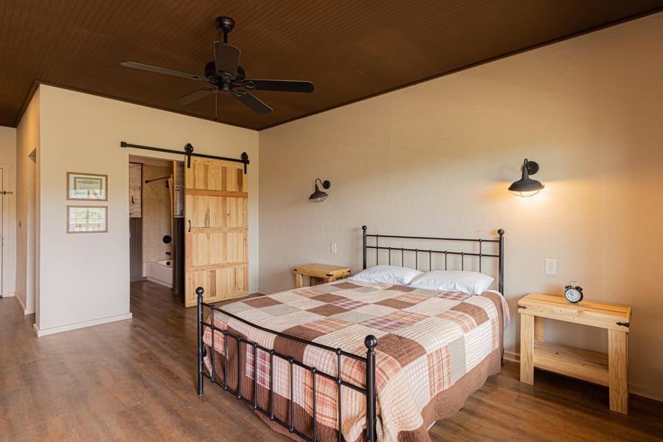 Bed, Coffee/tea facilities, Photo of the whole room, Bedroom, fireplace