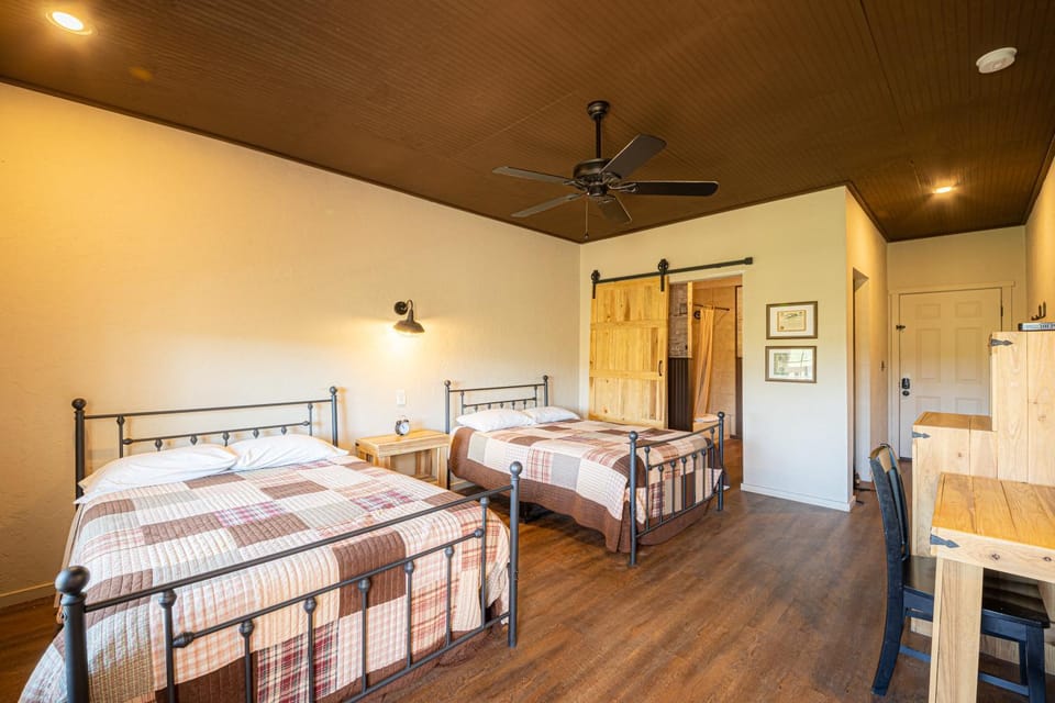 Bed, Coffee/tea facilities, Photo of the whole room, Bedroom, fireplace