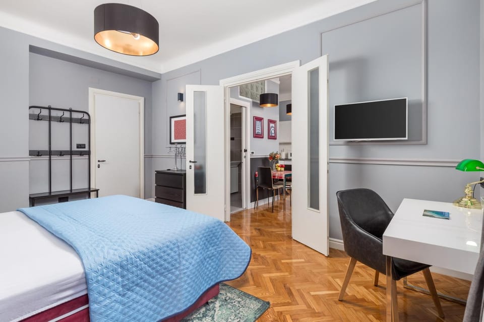 Bed, TV and multimedia, Bedroom