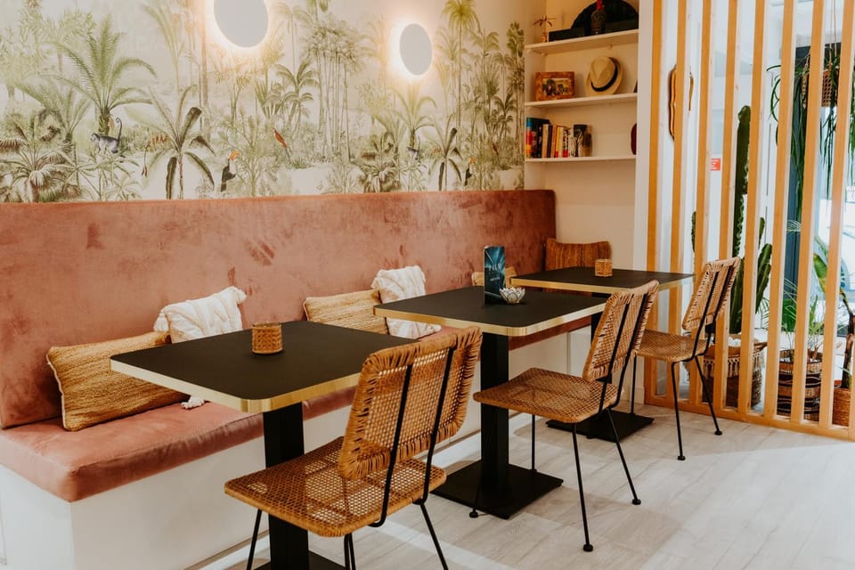 Lounge or bar, Breakfast
