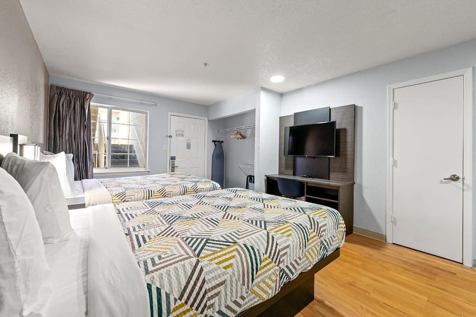 Bed, TV and multimedia, Bedroom