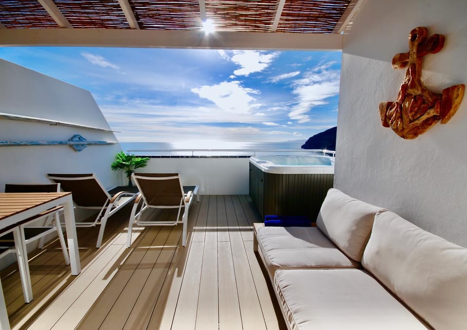 Property building, Off site, Day, Natural landscape, Balcony/Terrace, Spa and wellness centre/facilities, Beach
