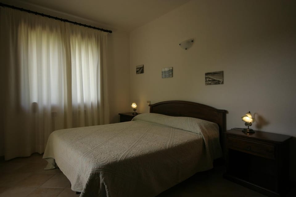 Bed, Photo of the whole room, Decorative detail, Decorative detail, Bedroom