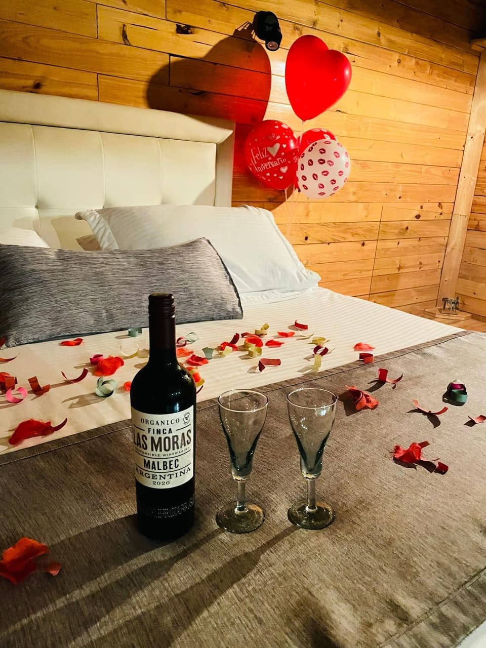 Bed, Photo of the whole room, Bedroom, Drinks