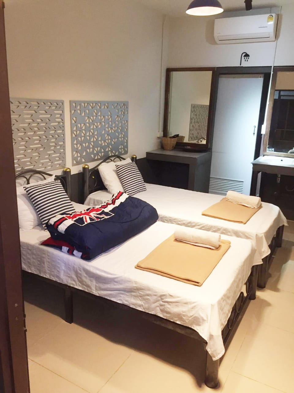 Bed, towels, air conditioner