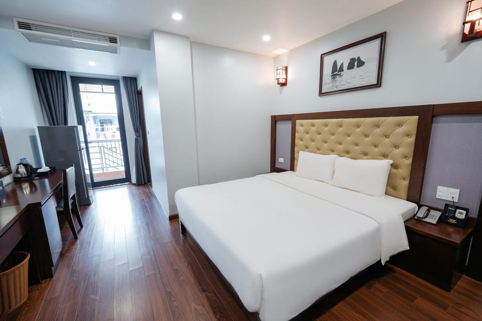 Photo of the whole room, air conditioner