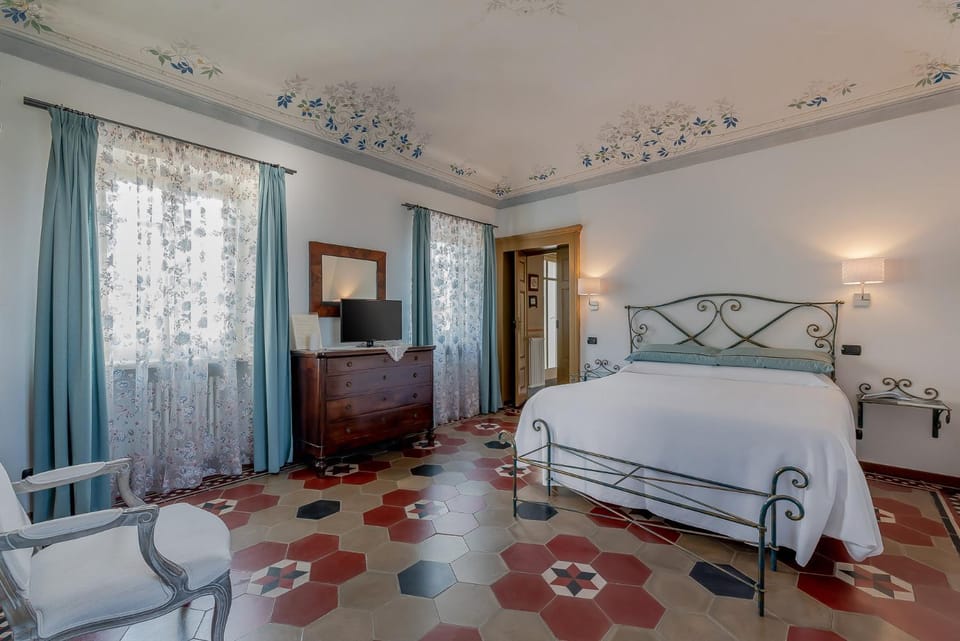 Bed, TV and multimedia, Photo of the whole room, Bedroom