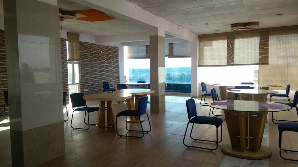 Restaurant/places to eat, Restaurant/places to eat, Seating area, Dining area
