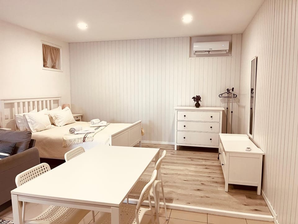 Bed, Photo of the whole room, Dining area, air conditioner