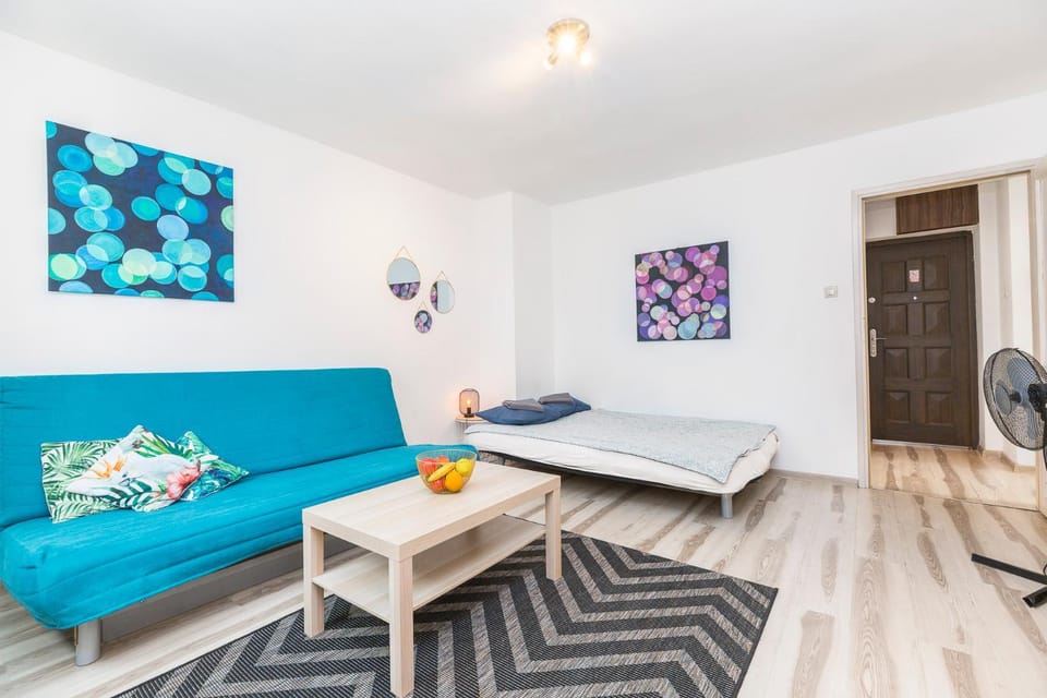 TV and multimedia, Living room, Seating area, Bedroom