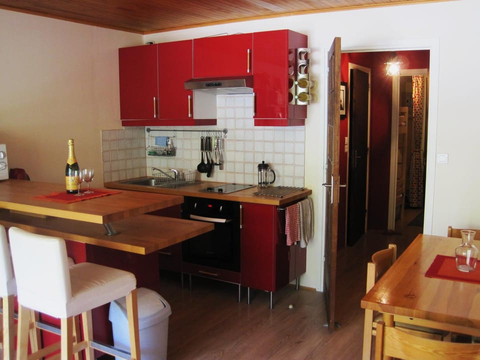 Kitchen or kitchenette, Dining area