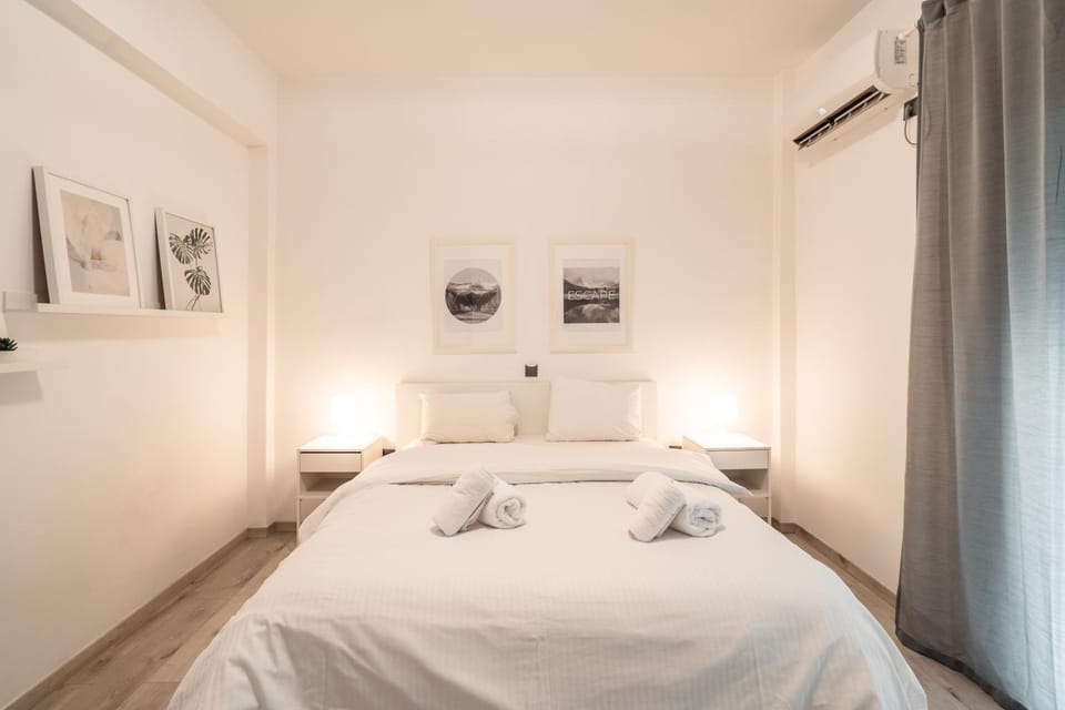 Bed, Photo of the whole room, Decorative detail, Bedroom, internet, towels, air conditioner