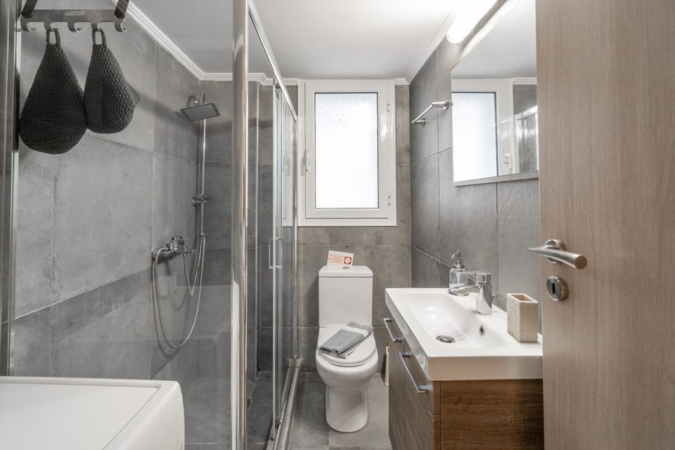 Shower, Toilet, Bathroom, towels