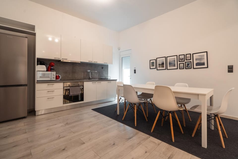 Coffee/tea facilities, Dining area, Dinner, oven, stove