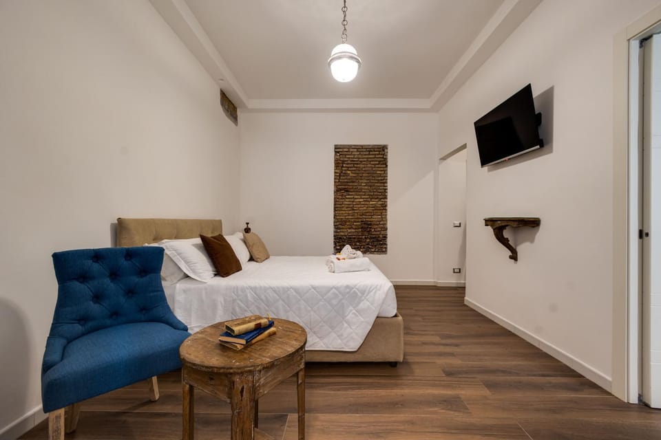 Bed, TV and multimedia, Bedroom, towels