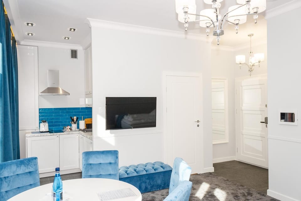 Property building, Communal lounge/ TV room, TV and multimedia, Kitchen or kitchenette, Living room, Seating area, Dining area