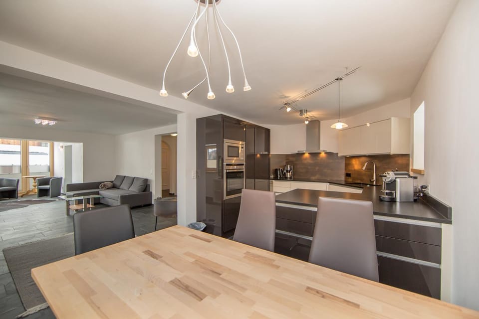 Kitchen or kitchenette, Living room, Seating area, Dining area