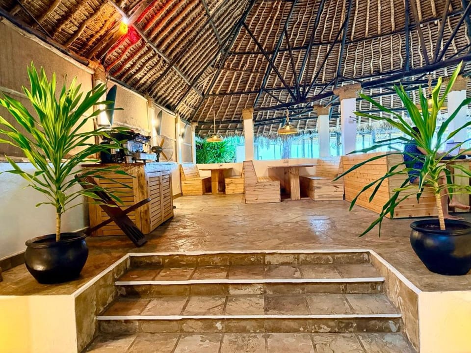 Restaurant/places to eat, Coffee/tea facilities, Lounge or bar