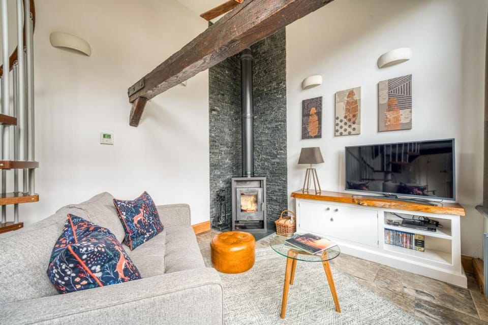 Communal lounge/ TV room, Day, TV and multimedia, Living room, Seating area, Evening entertainment, Time of day, fireplace