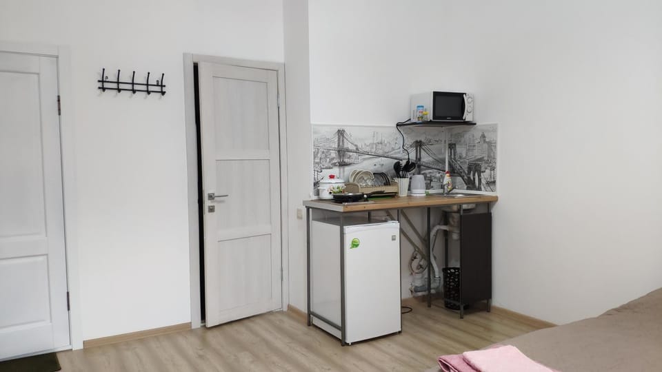 Coffee/tea facilities, Kitchen or kitchenette, stove